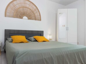 3 bedrooms, desk, iron/ironing board, travel crib