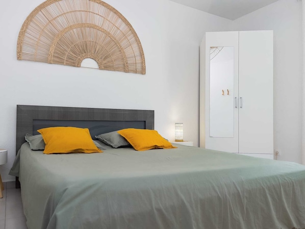 3 Schlafzimmer, Schreibtisch, Bügeleisen/Bügelbrett, Reisekinderbett
