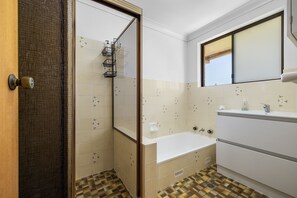 Douche, serviettes fournies, papier toilette
