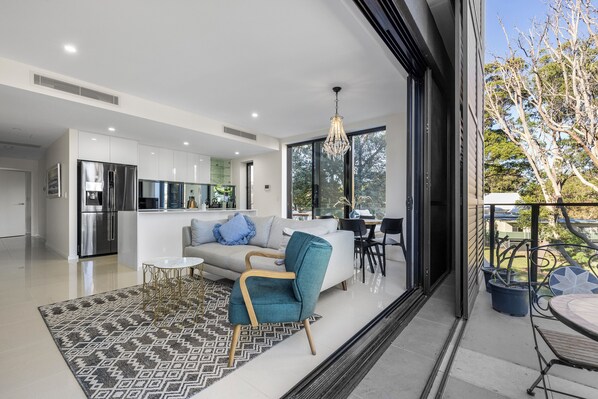 Smart TV, books - Paradise on Gregory G04/21 Gregory St SWR (South West Rocks)