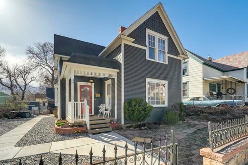 Downtown Colorado Springs 4BR Hot Tub, BBQ & Patio