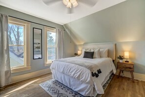 4 habitaciones, escritorio, tabla de planchar con plancha y wifi