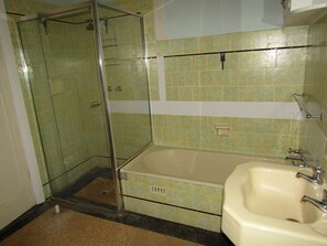 Een douche, handdoeken