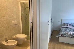 Dusche, Haartrockner, Bidet, Handtücher
