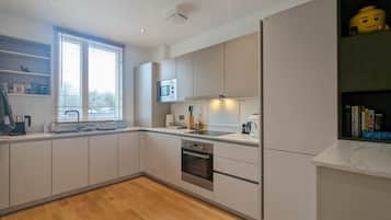 Basic Townhome | Private kitchen | Fridge, oven, stovetop, dishwasher