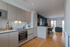 Basic Townhome | Private kitchen | Fridge, oven, stovetop, dishwasher - Adelphi Townhouse Contemporary 2 Bed 1 Bath 1 WC (Salford)