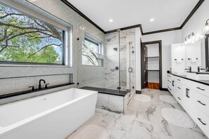 Shower, hair dryer, towels, shampoo - Campa Royale | Concierge Services (Kingsland)
