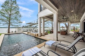 Una piscina al aire libre, una piscina climatizada