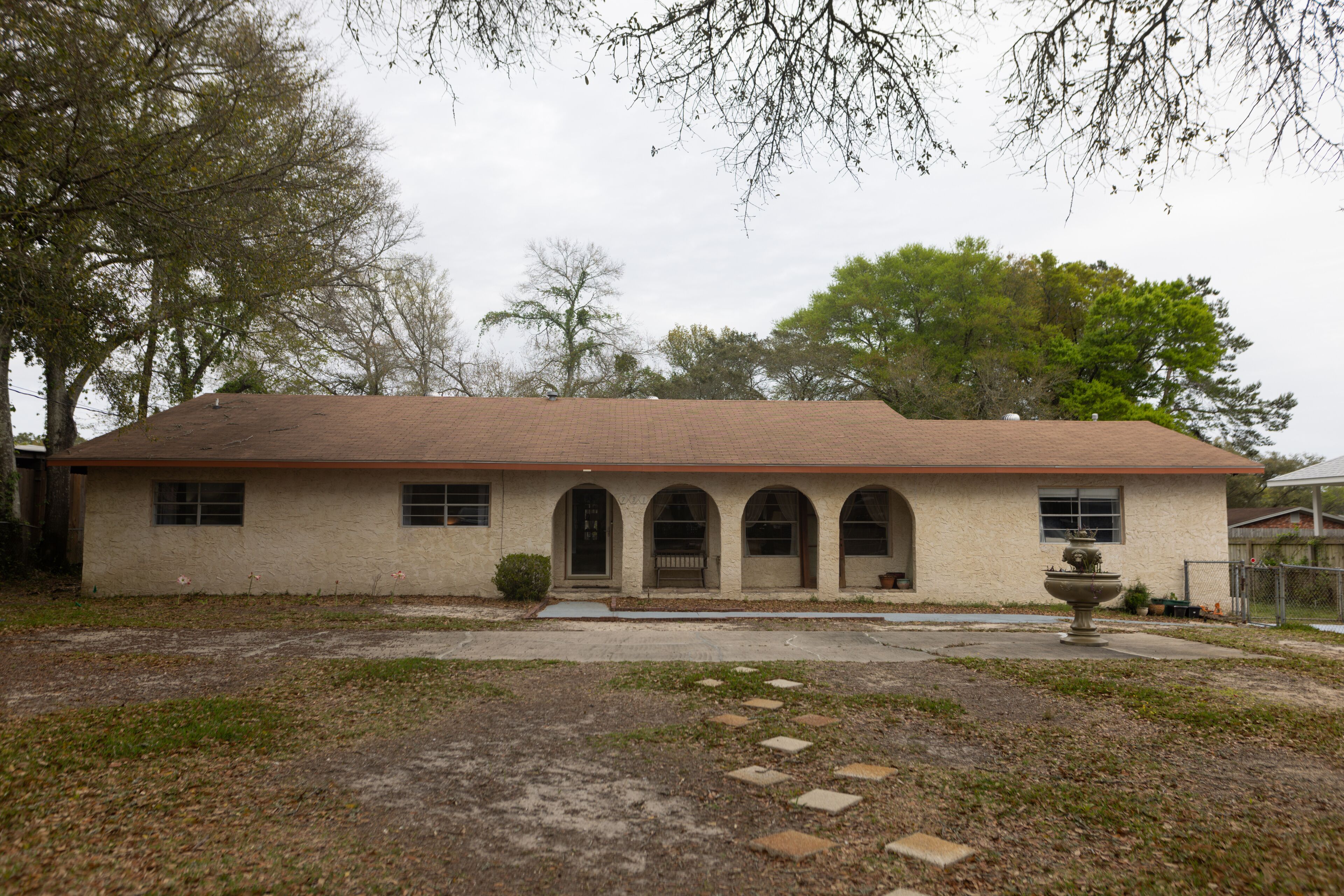 Gulfside Allure: Stylish Decor, Large Yard, Ample Parking