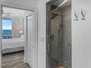 Shower, towels - Azure #613 Updated Top Floor 3bdrm Sleeps 10! Views Galore! (Fort Walton Beach)