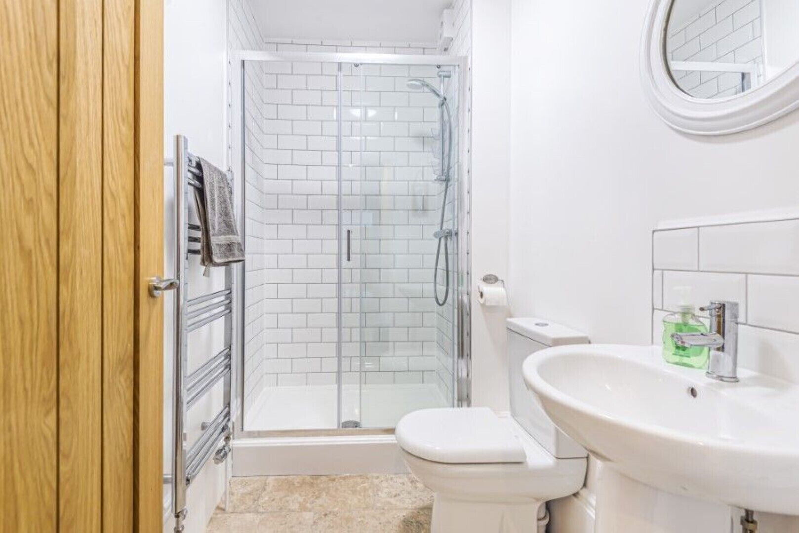 Douche, sèche-cheveux, serviettes fournies