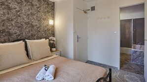 Double Room, Bathtub (Numéro 3) | WiFi (free), bed sheets - Hotel Petit Vix (Paris)