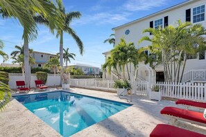 Unclassified image, 3 of 62, button