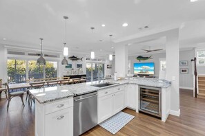 ثلاجة، ميكروويف، فرن، موقد طهي مسطح