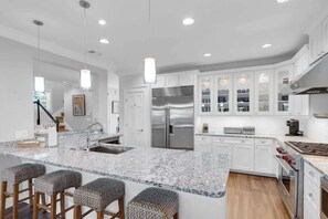 ثلاجة، ميكروويف، فرن، موقد طهي مسطح