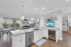 Fridge, microwave, oven, stovetop - Conch Cottage: 4 BR, 3 BA House in Marathon, Sleeps 10 (Marathon)