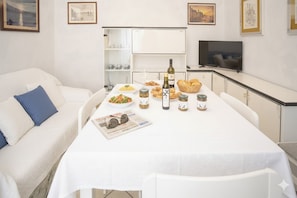 Apartamento básico | Área de estar | TV de tela plana