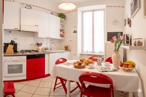 Apartamento básico | Cozinha privada | Geladeira grande, micro-ondas, fogão, cooktop