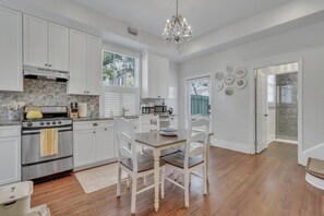 Kylskåp, mikrovågsugn, ugn och spishäll