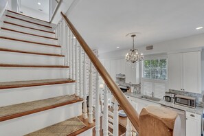 Kylskåp, mikrovågsugn, ugn och spishäll