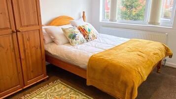 Basic Townhome | 3 bedrooms, laptop workspace, bed sheets