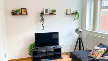 Basic Townhome | Ruang tamu | TV
