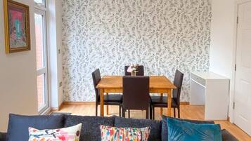 Basic Townhome | Ruang tamu | TV
