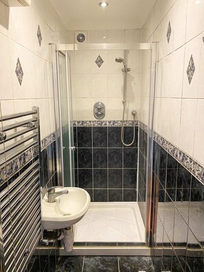 Basic-Stadtwohnung | Badezimmer | Dusche, Handtücher, Seife, Shampoo