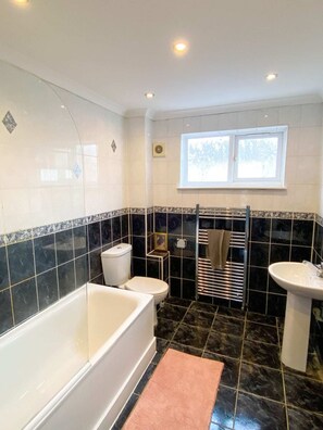 Maison mitoyenne | Salle de bain | Douche, serviettes fournies, savon, shampoing