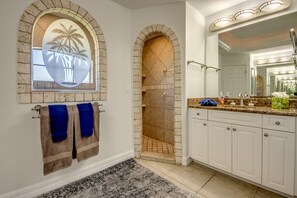 Douche, séchoir à cheveux, serviettes fournies