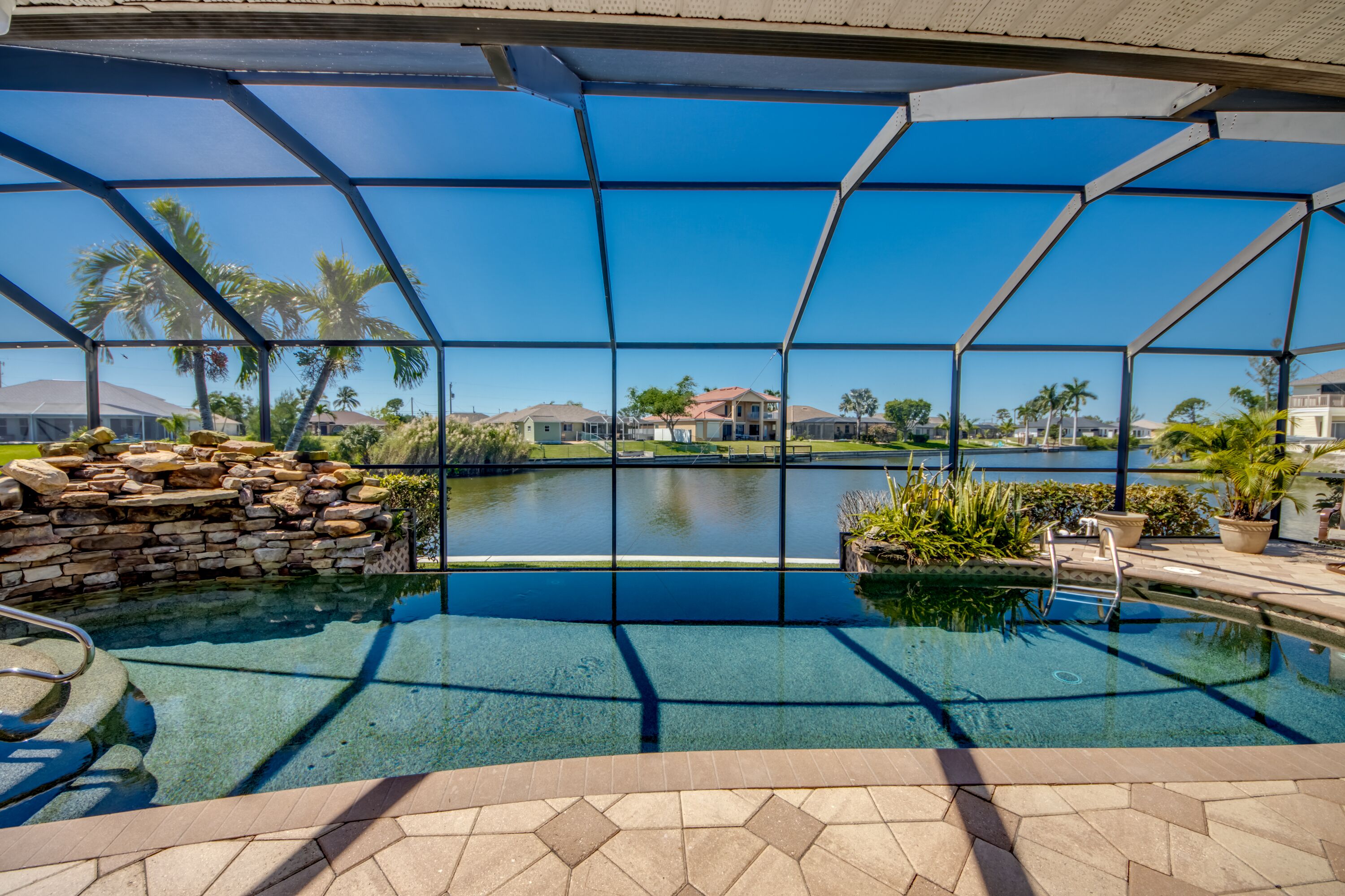 Utomhuspool och uppvärmd pool