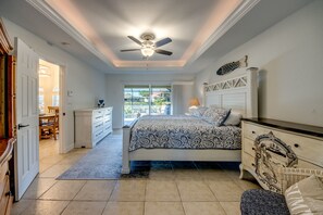 4 bedrooms, desk, free WiFi, bed sheets - The Spice of Life - New Vacation Home - Heated Pool - Waterfront - Free WI-FI (Cape Coral)
