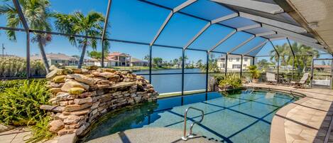 Een buitenzwembad en een verwarmd zwembad