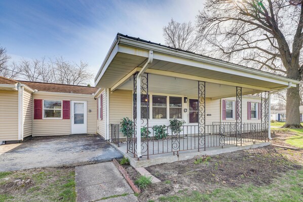 A single-story house with a covered porch, a front door, and a small front yard. - 4-car Parking 2 Mi to Notre Dame Stadium (South Bend)