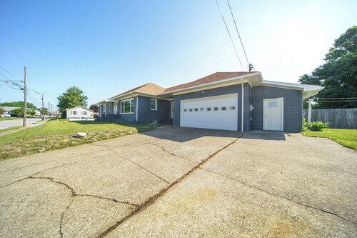 Charming Erie Home ~ 2 Mi to Downtown Delights!