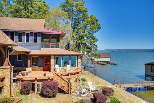Luxurious Lakefront Paradise in Scottsboro w/ Dock