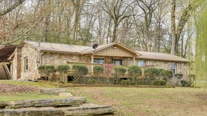 Ein Steinhaus mit Veranda und einer Treppe zu einer Terrasse.