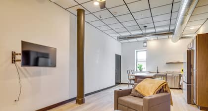 Step-free Cashton Apartment: Steps to Downtown!