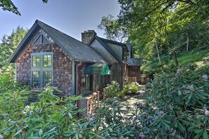 Exterior - Stunning Warren Lakefront Home: Deck, Grill, Sauna (New Preston)