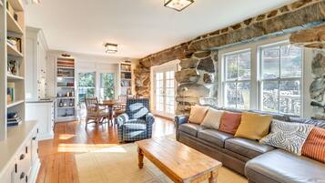 TV, fireplace, ping pong, books