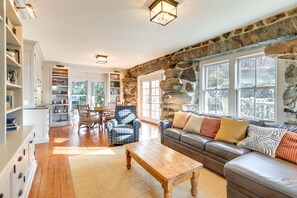 Televisión, chimenea, tenis de mesa y libros 