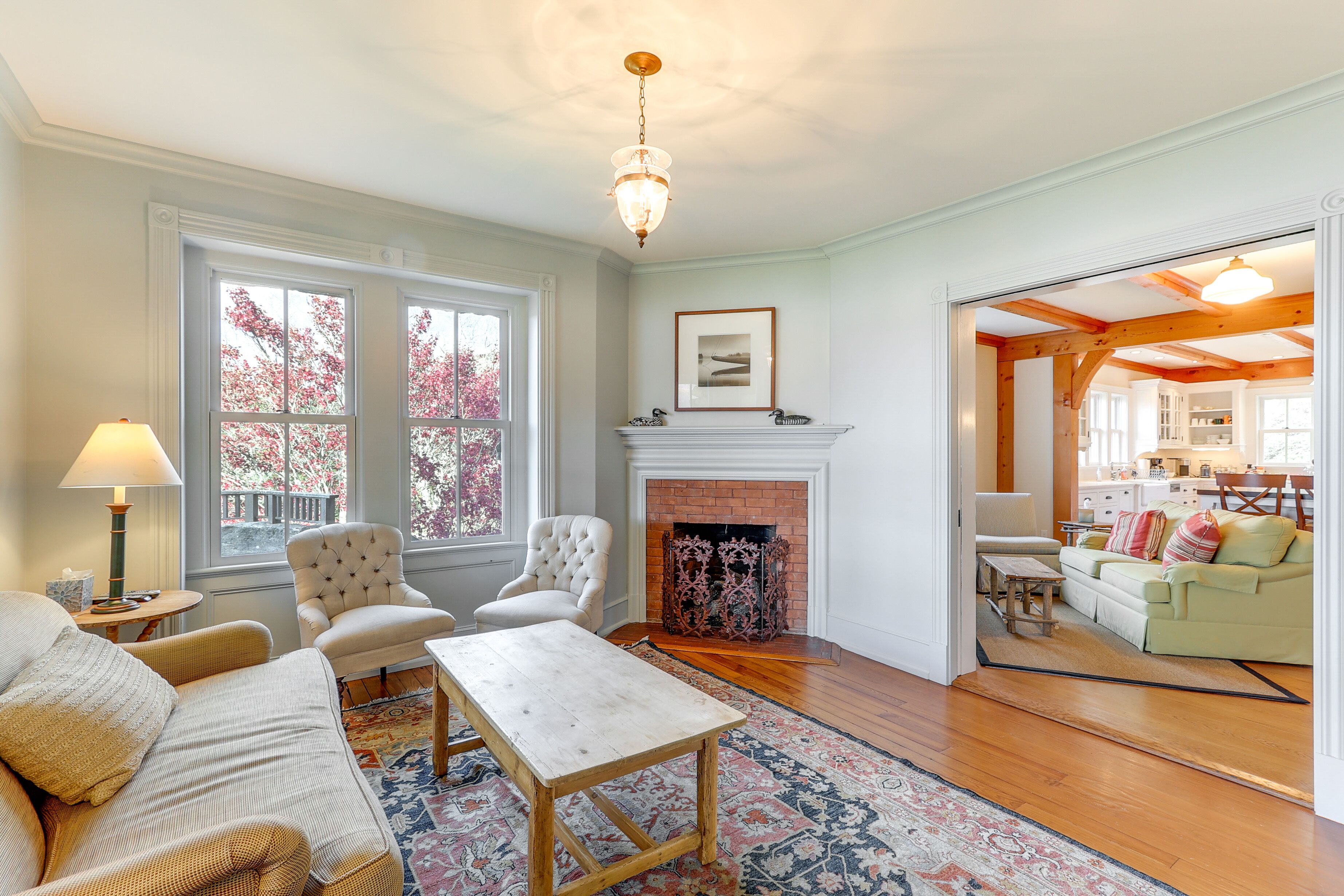 TV, lò sưởi, bàn bóng bàn, sách 