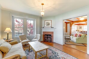 TV, lò sưởi, bàn bóng bàn, sách 