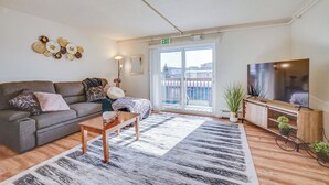 Apartment (2 Bedrooms) | Interior - Quiet Anchorage Retreat, 4 Mi to Earthquake Park (Anchorage)