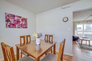 Apartment (2 Bedrooms) | Interior - Quiet Anchorage Retreat, 4 Mi to Earthquake Park (Anchorage)