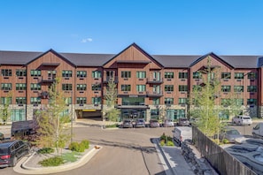 A multi-story hotel with a modern design, featuring a central entrance, parking area, and outdoor seating. - Ski-in/ski-out Resort Studio w/ Views in Park City (Park City)