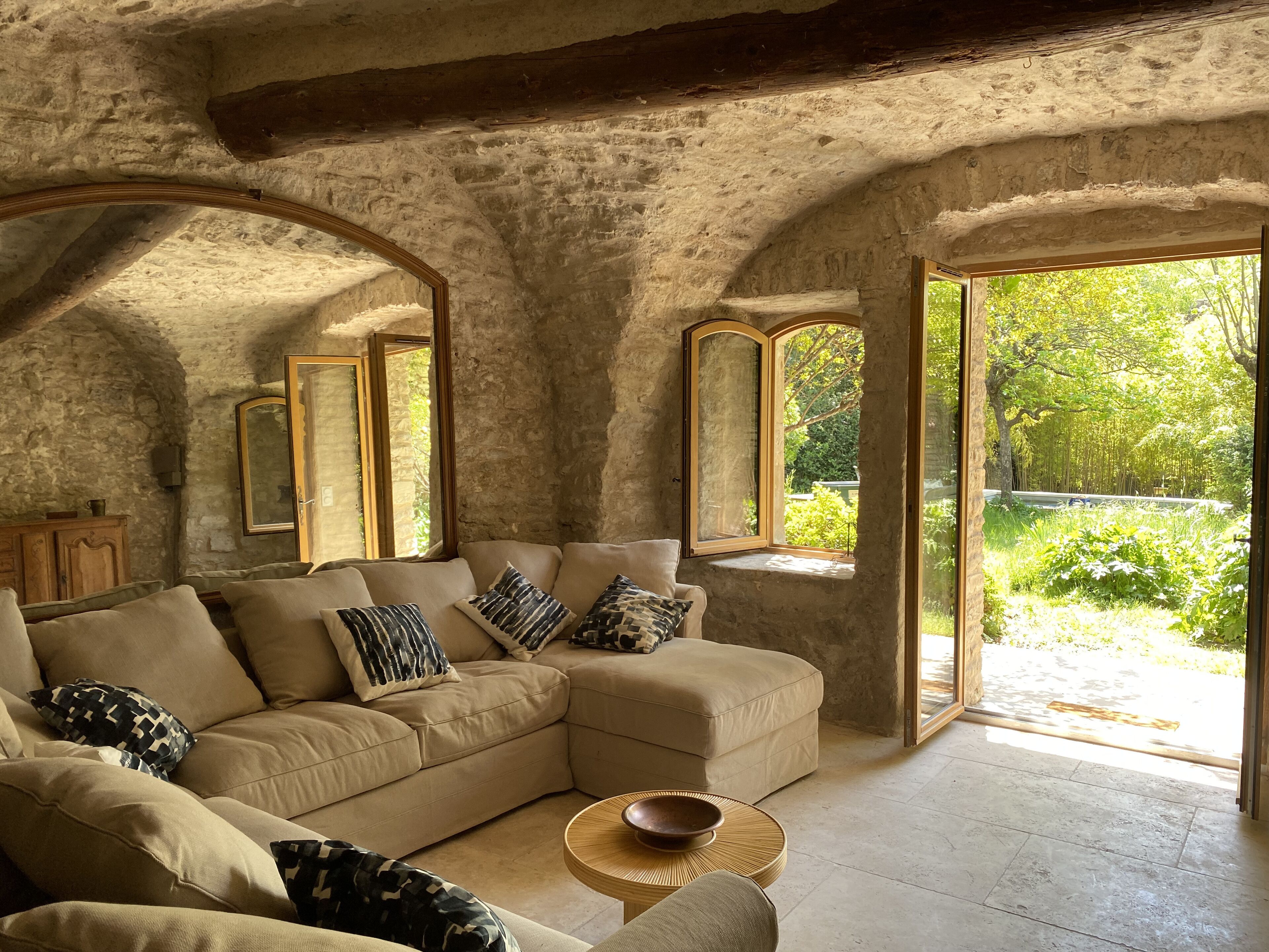 Tv, eldstad och böcker