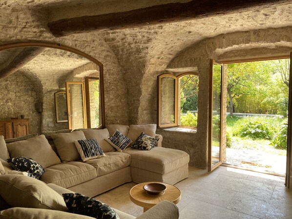 Fernseher, Kamin, Bücher