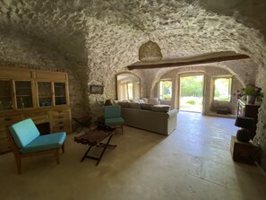 Fernseher, Kamin, Bücher