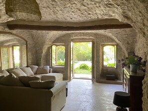 Téléviseur, foyer, livres